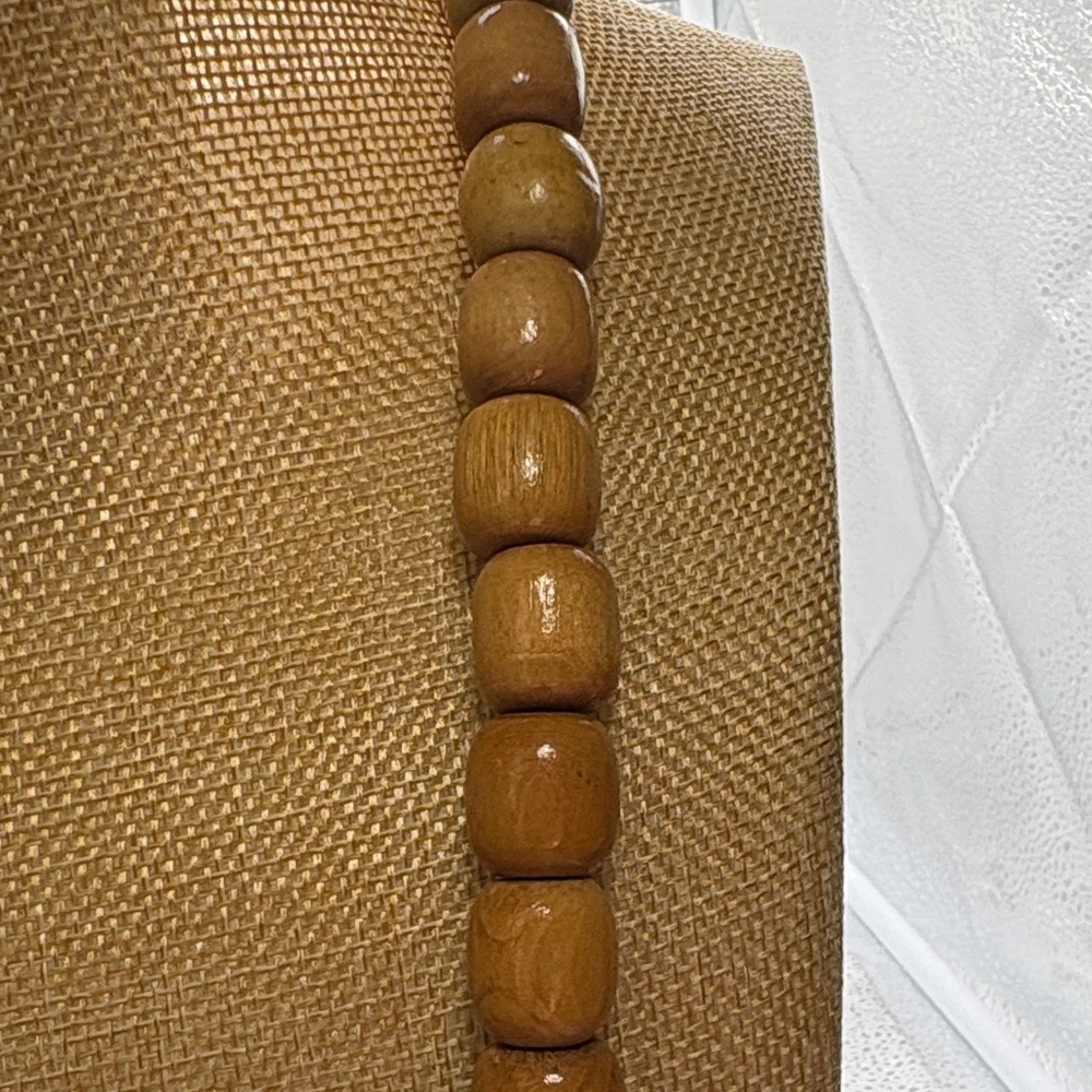Chic Wooden Beaded Necklace in Tan and Red - Picture 4 of 5
